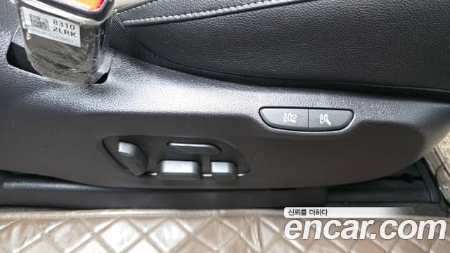 Kia Carnival 2023 — ფოტო 16/33