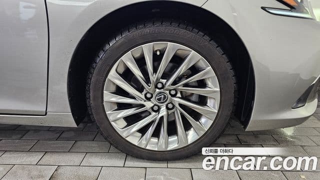 Lexus ES300h 2021 — Photo 21/34