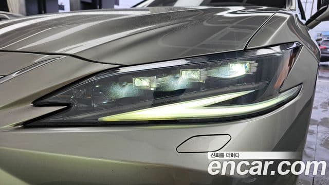 Lexus ES300h 2021 — Photo 26/34