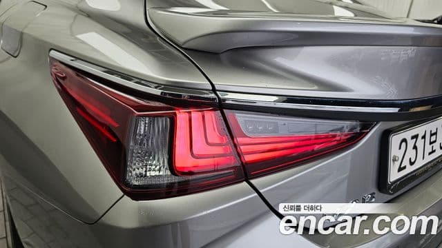 Lexus ES300h 2021 — Photo 27/34