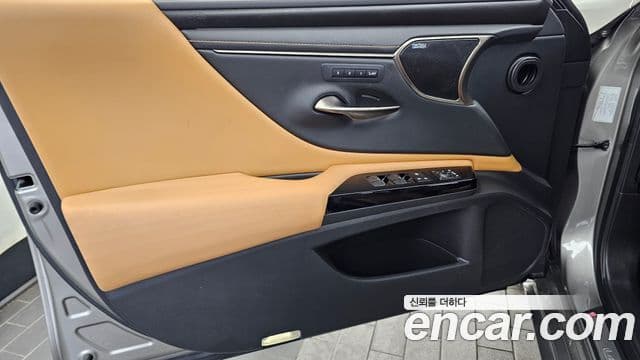 Lexus ES300h 2021 — Photo 14/34
