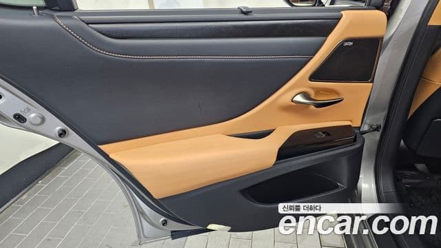 Lexus ES300h 2021 — Photo 31/34