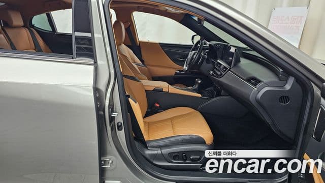Lexus ES300h 2021 — Photo 16/34