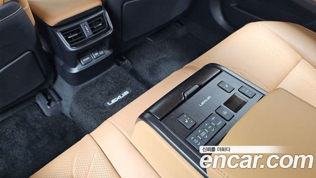 Lexus ES300h 2021 — Photo 19/34