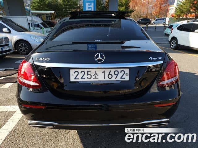 Mercedes-Benz E-Class 2020 — Photo 11/20