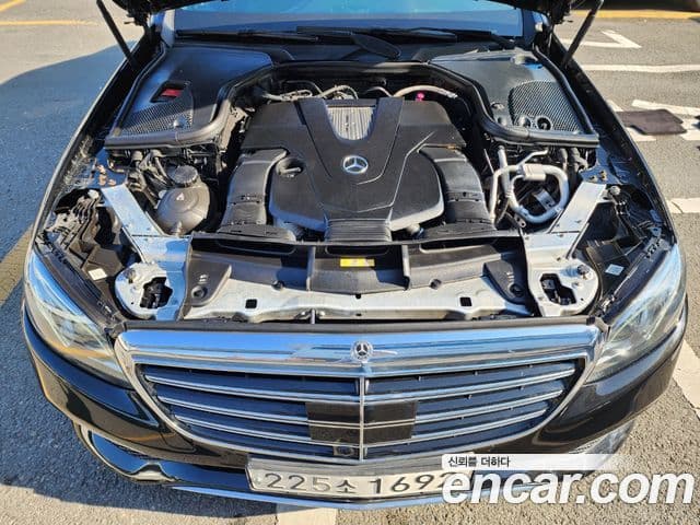 Mercedes-Benz E-Class 2020 — Photo 18/20