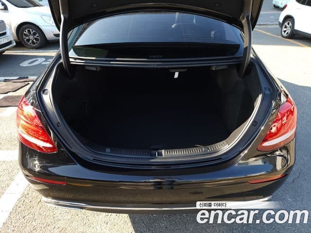 Mercedes-Benz E-Class 2020 — Photo 5/20