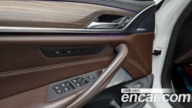 BMW 5 Series 2018 — Şəkil 8/20