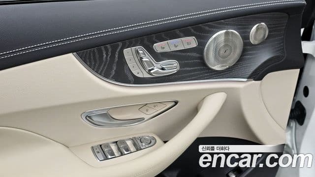 Mercedes-Benz E-Class 2023 — ფოტო 18/20