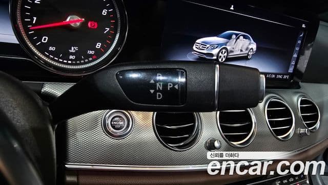 Mercedes-Benz E-Class 2019 — Şəkil 17/20