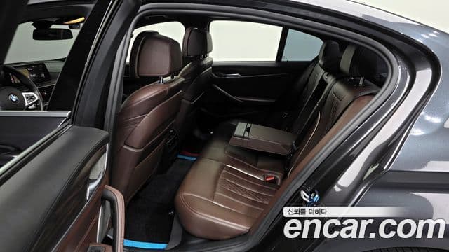 BMW 5 Series 2020 — Photo 12/20