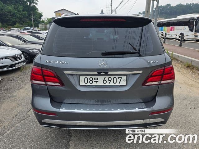 Mercedes-Benz GLE-Class 2018 — Photo 19/20