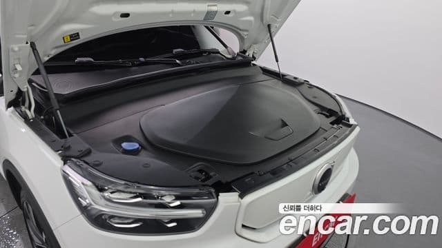 Volvo XC40 Recharge 2022 — ფოტო 10/20