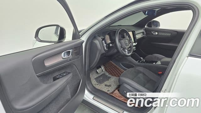 Volvo XC40 Recharge 2022 — ფოტო 8/20