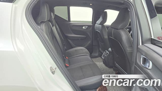 Volvo XC40 Recharge 2022 — ფოტო 18/20