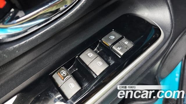 Toyota Prius C 2018 — Şəkil 12/20