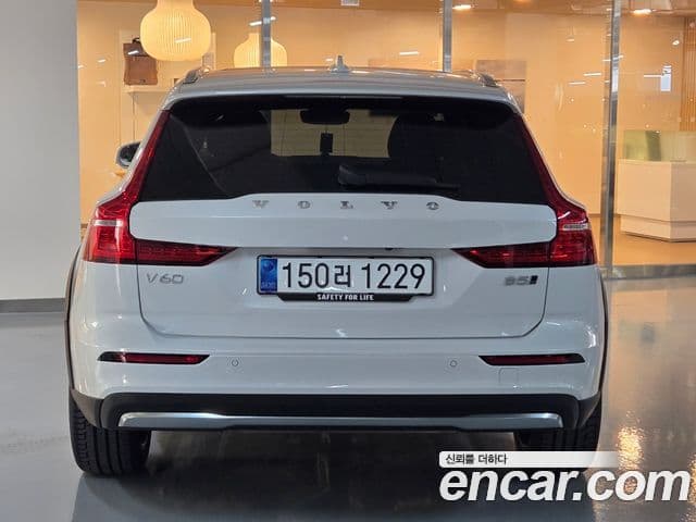 Volvo V60 Cross Country 2025 — ფოტო 14/17