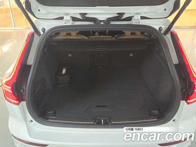 Volvo V60 Cross Country 2025 — ფოტო 1/17