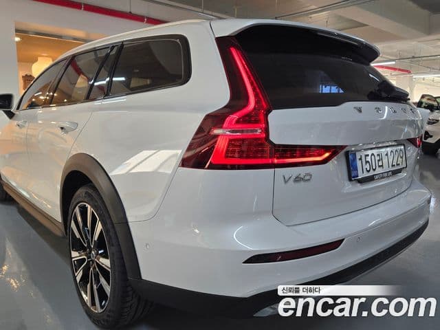 Volvo V60 Cross Country 2025 — ფოტო 2/17