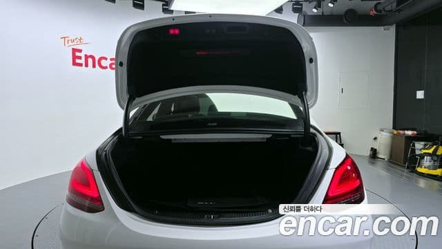 Mercedes-Benz C-Class 2020 — ფოტო 19/20