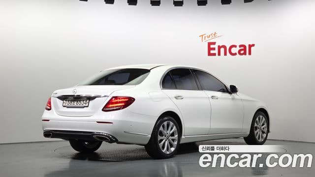 Mercedes-Benz E-Class 2018 — Photo 10/20