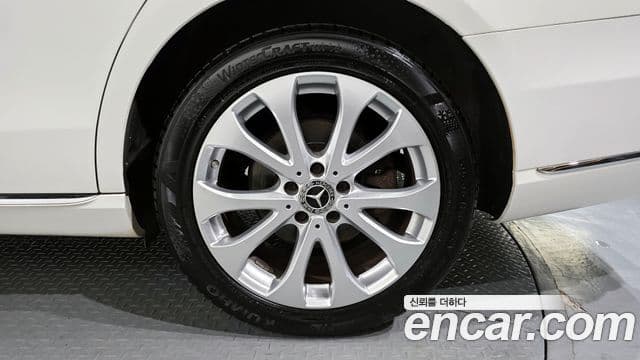 Mercedes-Benz E-Class 2018 — Photo 19/20