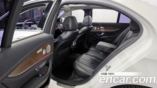 Mercedes-Benz E-Class 2018 — Photo 13/20