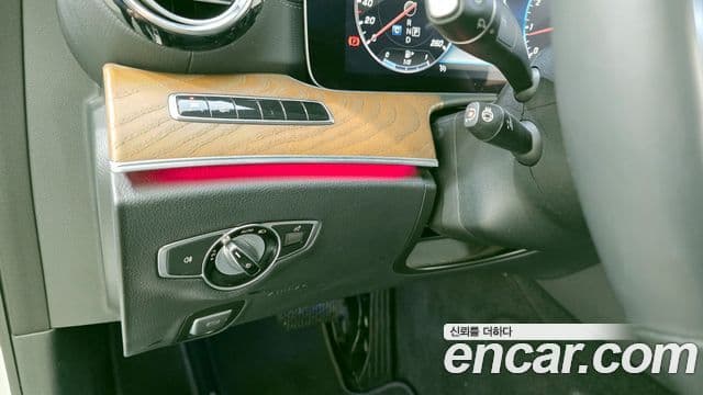 Mercedes-Benz E-Class 2018 — Photo 1/20