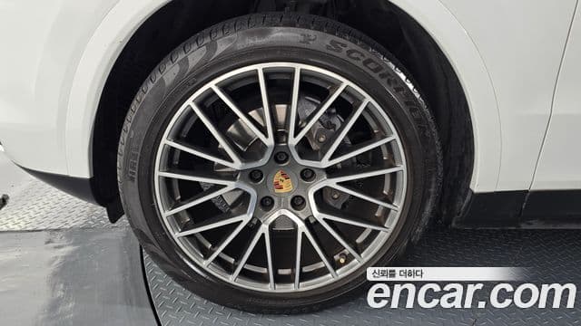 Porsche Cayenne 2021 — ფოტო 6/20