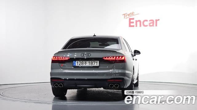 Audi A4 2021 — ფოტო 4/20