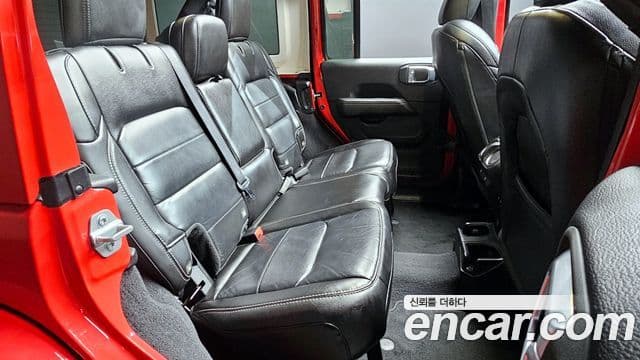 Jeep Wrangler 2021 — ფოტო 13/20
