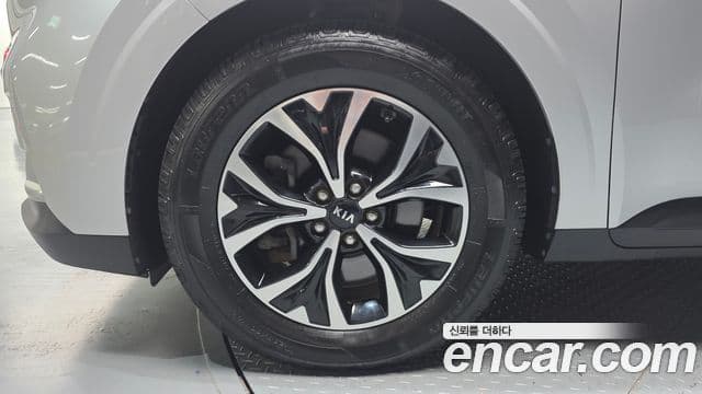 Kia Carnival 2021 — ფოტო 5/20