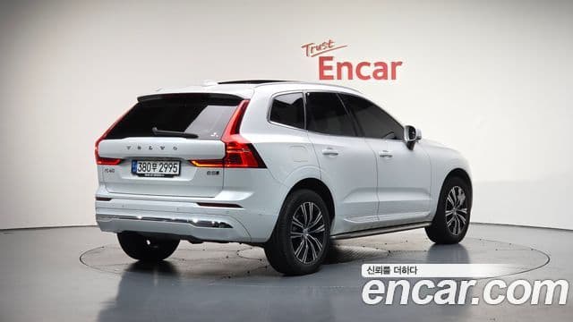 Volvo XC60 2022 — ფოტო 2/20