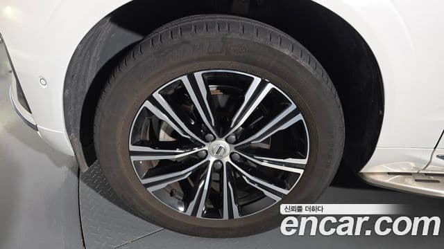 Volvo XC60 2022 — ფოტო 5/20