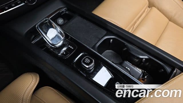 Volvo XC60 2022 — ფოტო 9/20