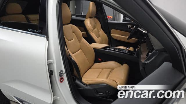 Volvo XC60 2022 — ფოტო 10/20