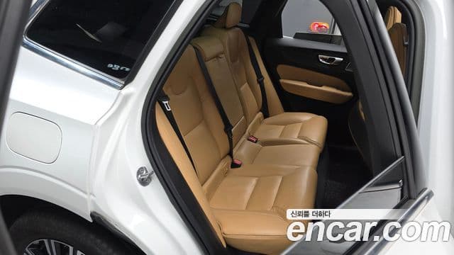 Volvo XC60 2022 — ფოტო 11/20