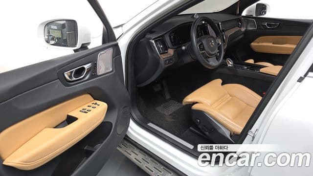 Volvo XC60 2022 — ფოტო 12/20