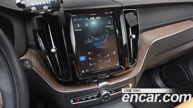 Volvo XC60 2022 — ფოტო 16/20