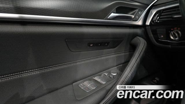 BMW 5 Series 2023 — ფოტო 17/20