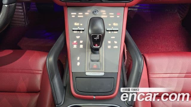 Porsche Cayenne 2021 — ფოტო 9/20