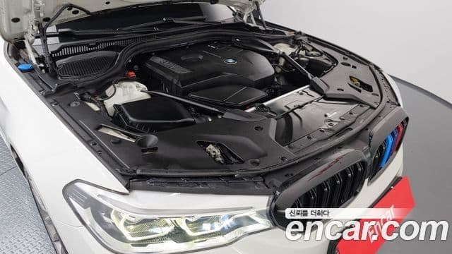 BMW 5 Series 2018 — ფოტო 6/20