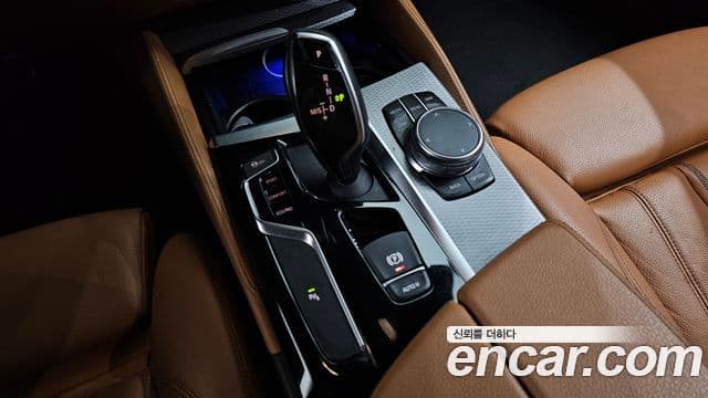 BMW 5 Series 2018 — ფოტო 8/20
