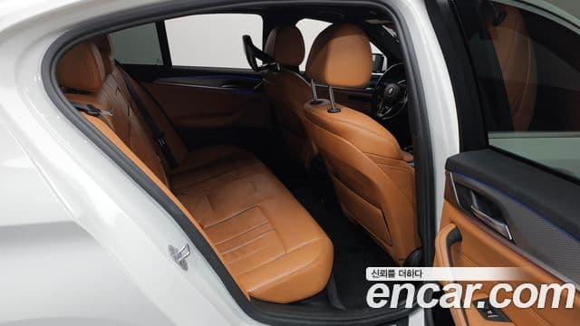 BMW 5 Series 2018 — ფოტო 12/20