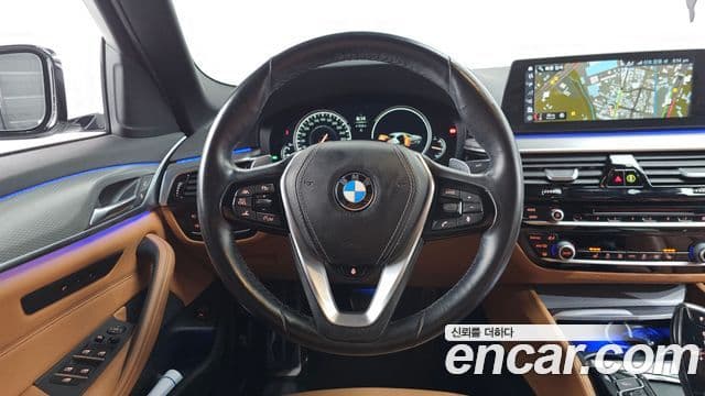 BMW 5 Series 2018 — ფოტო 13/20