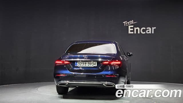 Mercedes-Benz E-Class 2022 — ფოტო 13/20