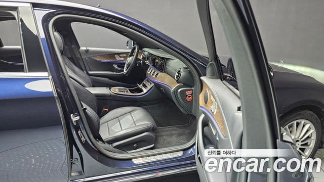 Mercedes-Benz E-Class 2022 — ფოტო 15/20