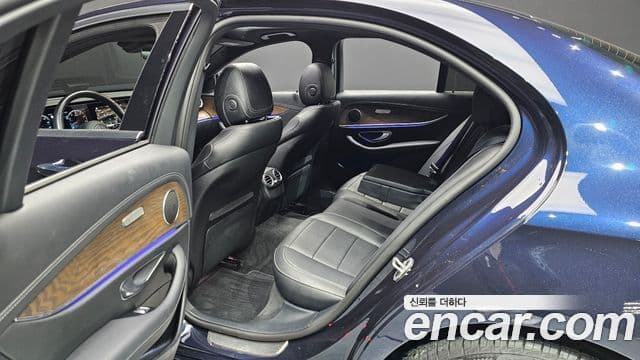 Mercedes-Benz E-Class 2022 — ფოტო 18/20