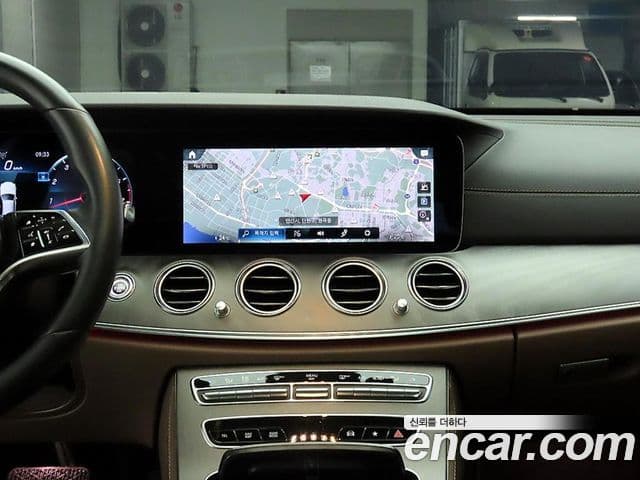 Mercedes-Benz E-Class 2022 — ფოტო 8/20