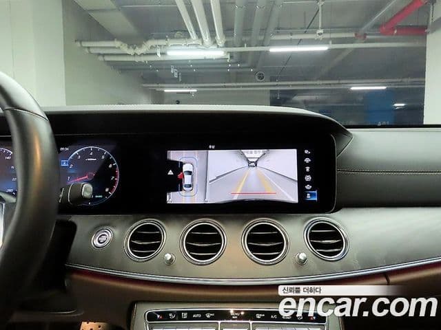 Mercedes-Benz E-Class 2022 — ფოტო 15/20